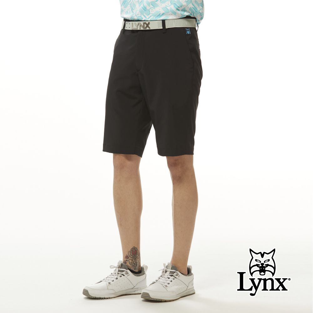 Lynx Golf 男款四面彈性布料材質基本款素面造型山貓繡花平口休閒短褲(三色)