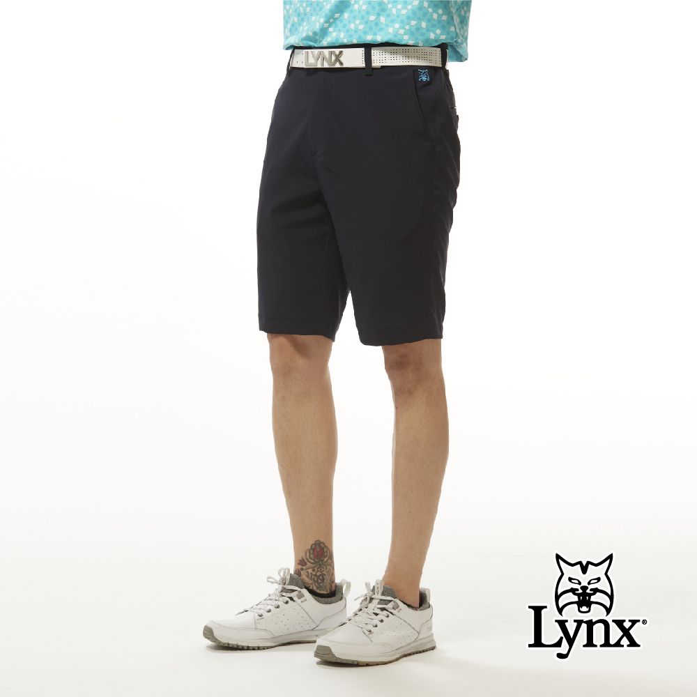 Lynx Golf 男款四面彈性布料材質基本款素面造型山貓繡花平口休閒短褲(三色)