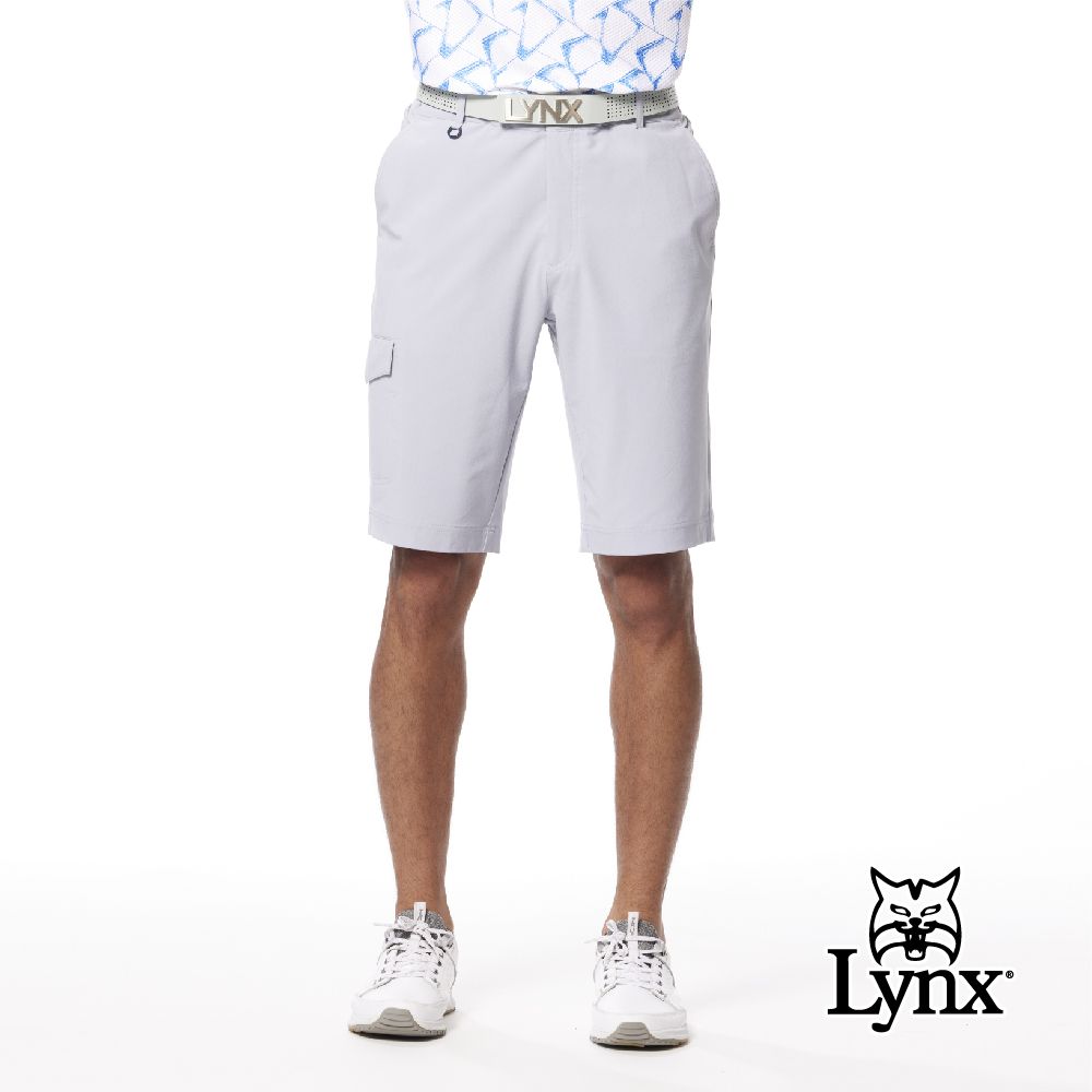 Lynx Golf 男款防潑水彈性舒適Lynx字樣印花三色織帶剪接造型側袋設計平口休閒短褲(二色)