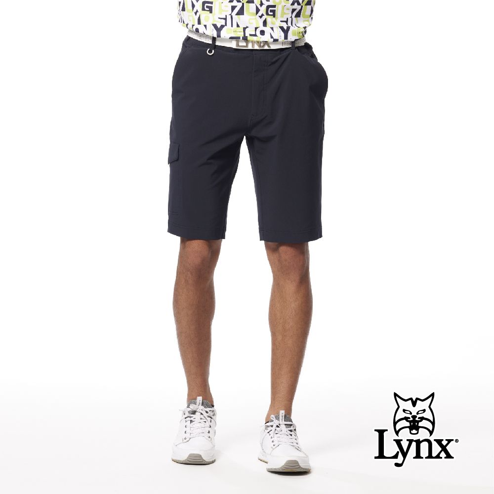 Lynx Golf 男款防潑水彈性舒適Lynx字樣印花三色織帶剪接造型側袋設計平口休閒短褲(二色)