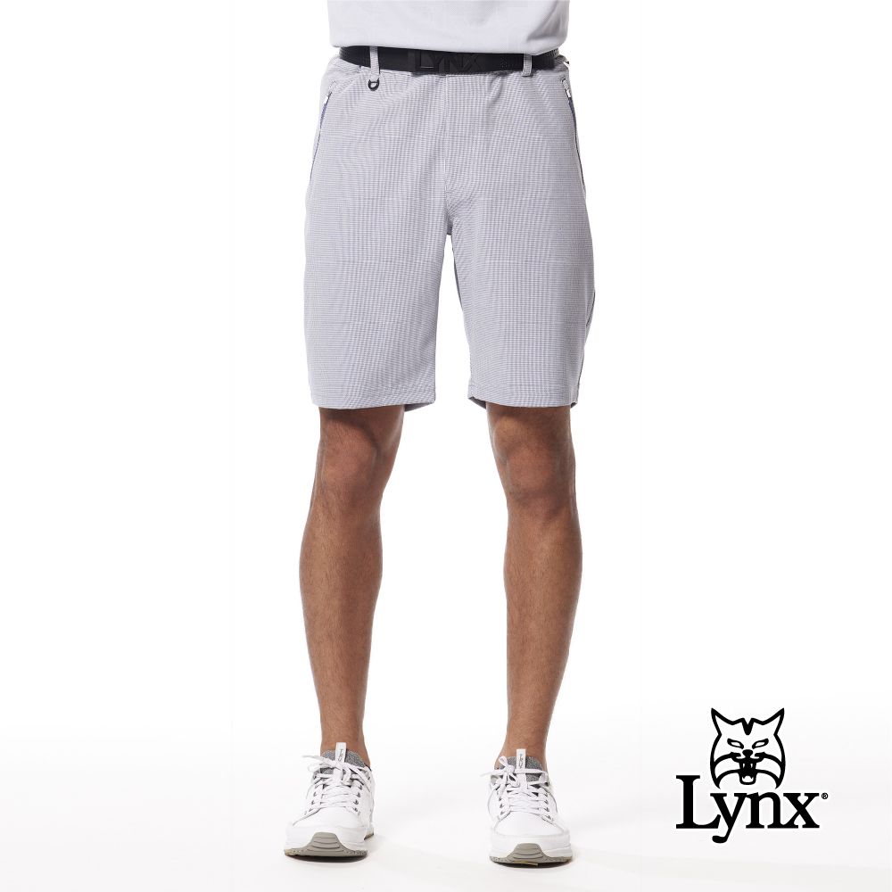 Lynx Golf 男款彈性舒適經典細格紋路後腰LOGO織帶剪接拉鍊口袋造型平口休閒短褲(二色)