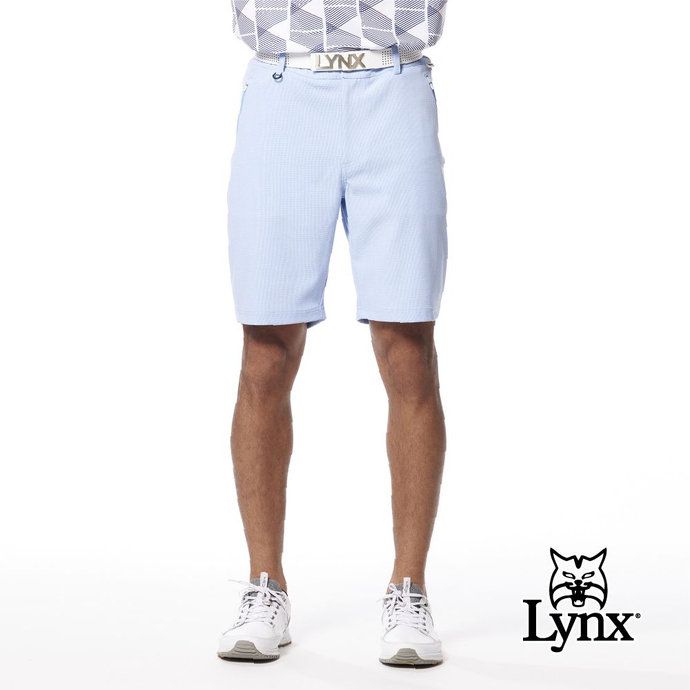 Lynx Golf 男款彈性舒適經典細格紋路後腰LOGO織帶剪接拉鍊口袋造型平口休閒短褲(二色)