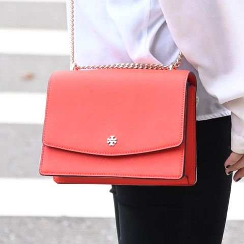 TORY BURCH 78604 經典LOGO防刮翻蓋肩斜背鍊包.紅