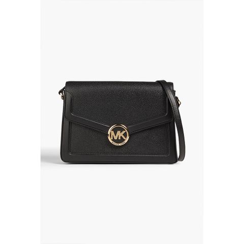 【Michael Kors】專櫃經典款 金屬LOGO荔枝紋牛皮翻蓋式斜背包(駝色)