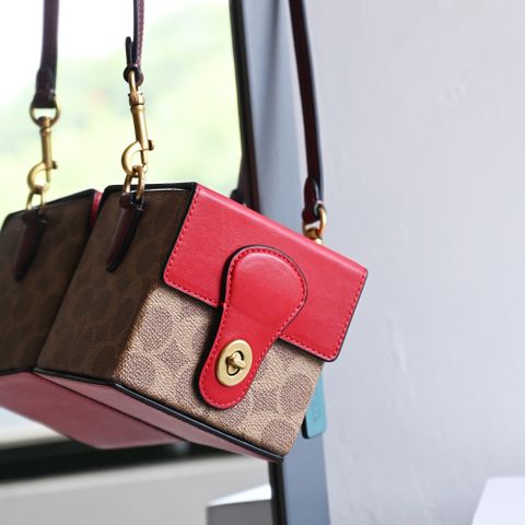 COACH C2442 撞色印花迷你方盒斜背包.駝紅