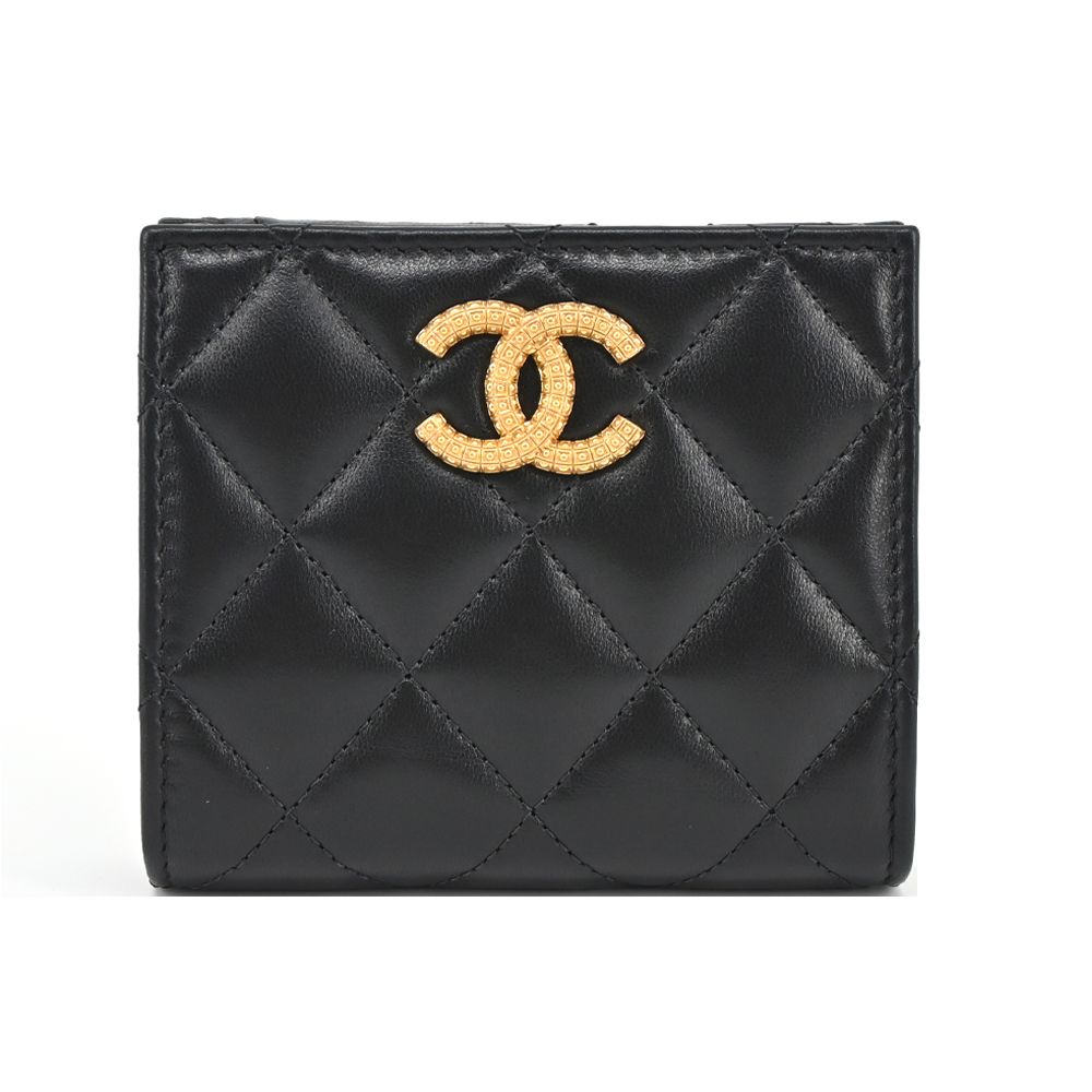 CHANEL 香奈兒  經典仿舊刻紋LOGO小羊皮對開短夾(黑色)