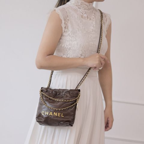 CHANEL 香奈兒 22 MINI HANDBAG 菱格小牛皮手提肩背兩用包.深棕