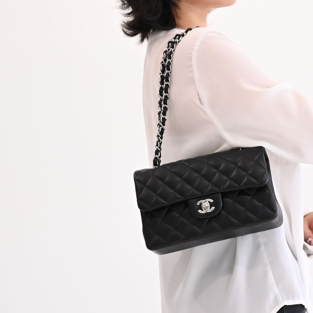CHANEL 香奈兒 COCO 經典雙C LOGO菱格紋小羊皮金鍊包.黑/銀 23CM
