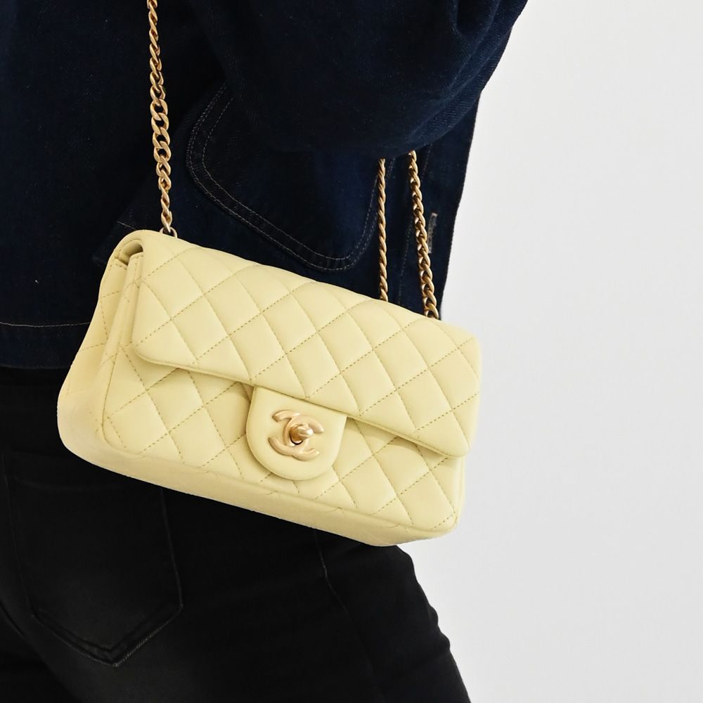 CHANEL 香奈兒 Mini Flap 小羊皮山茶花金球迷你斜背鍊包.淺黃 20cm