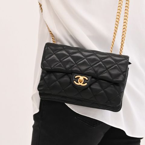 CHANEL 香奈兒 限定款菱格金球小羊皮斜背翻蓋鍊包.黑
