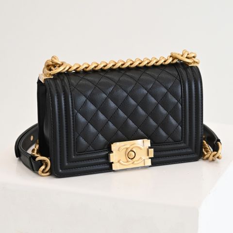 CHANEL A67085 BOY系列經典復古金屬LOGO小牛皮肩背金鍊包.黑 20CM