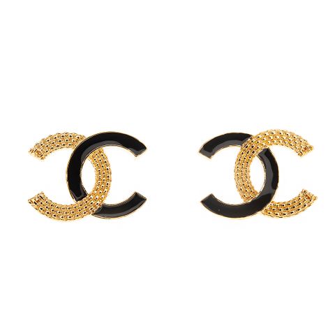 CHANEL 香奈兒 經典雙色CC Logo樹脂金屬穿式耳環 (黑色/金色)