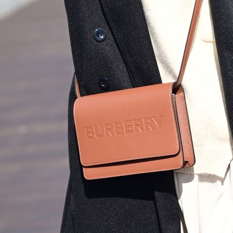 BURBERRY 8061361 HAMPSHIRE 烙印LOGO牛皮斜背方包.咖