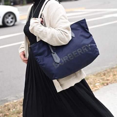 BURBERRY 8052864 燙印LOGO尼龍肩背托特包.深藍 中
