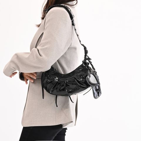 BALENCIAGA 巴黎世家 671309 Le Cagole XS 亮面漆皮肩斜背包.黑