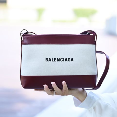 BALENCIAGA 巴黎世家 品牌LOGO帆布拼接牛皮斜背包.米/酒紅