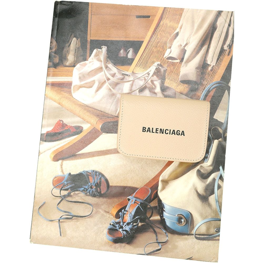 BALENCIAGA 巴黎世家 BALENCIAGA 巴黎世家 品牌字母壓紋牛皮迷你三折短夾(奶茶色)
