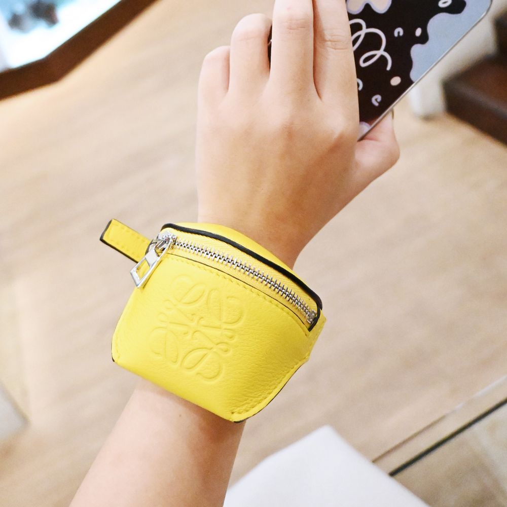 LOEWE 羅威 經典烙印LOGO小牛皮穿釦式手環零錢包.黃