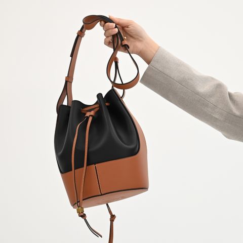 LOEWE BALLOON 經典徽章LOGO斜背束口水桶包.咖/黑 小