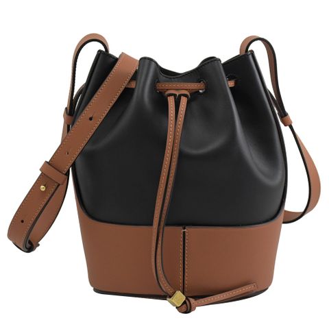 LOEWE BALLOON 經典徽章LOGO斜背束口水桶包.咖/黑 小