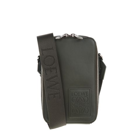 LOEWE 新款 LOEWE Anagram 壓紋貼飾小牛皮直立斜背/胸背包 (卡其綠)