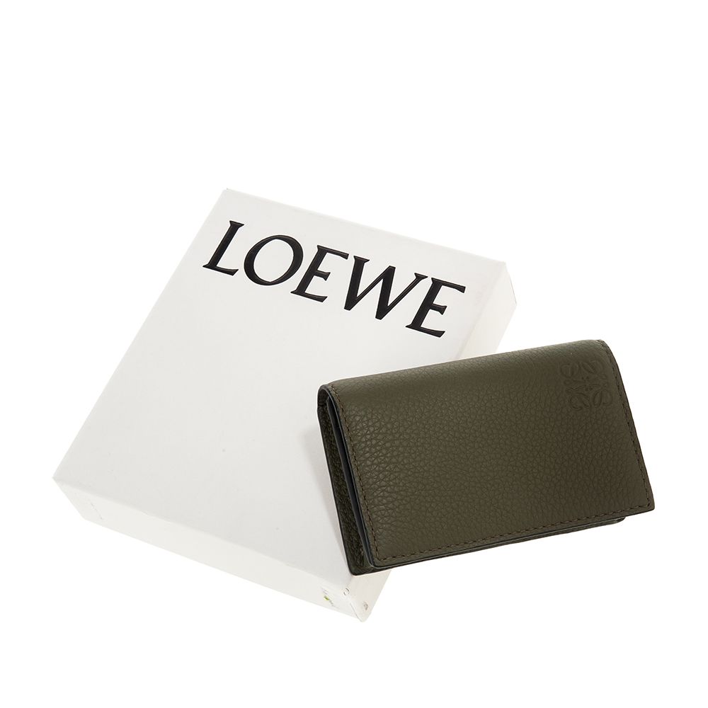 LOEWE 羅威  經典Anagram 壓紋柔軟粒面小牛皮男款名片夾 (卡其綠)