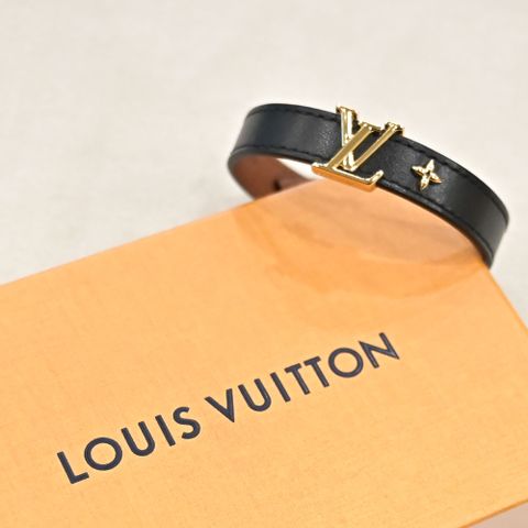 Louis Vuitton LV Iconic 金屬LOGO簡約皮革手環.黑/金 現貨
