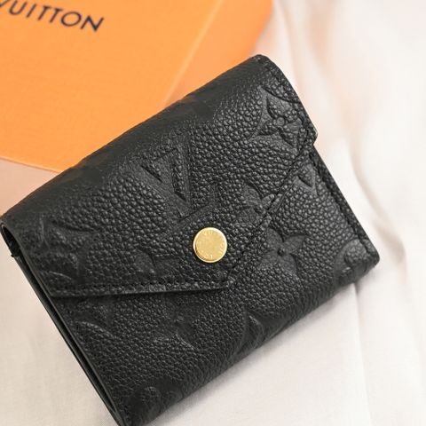 Louis Vuitton LV M62935 Zoé 經典花紋全皮革壓紋三折短夾.黑 現貨