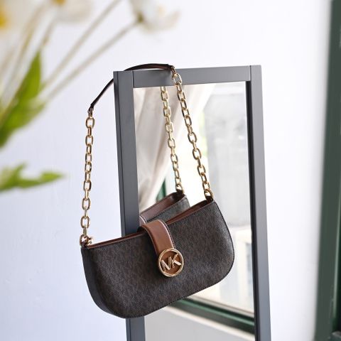 MICHAEL KORS CARMEN 印花LOGO鍊條防刮肩背包.咖/深咖