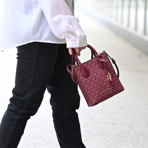 MICHAEL KORS Mercer MK印花迷你手提兩用包.莓果紅