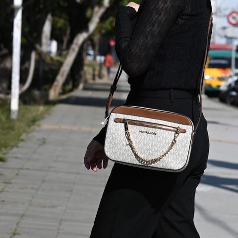 MICHAEL KORS JET SET ITEM 滿版MK拼接斜背方包.咖白