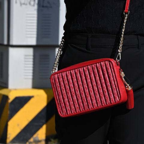MICHAEL KORS JET SET CHARM 皺摺造型印花斜背方包.紅