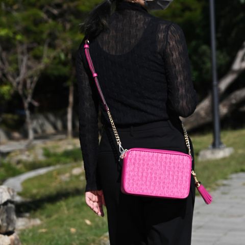 MICHAEL KORS JET SET CHARM 皺摺造型印花斜背方包.桃