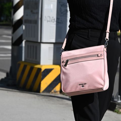 MICHAEL KORS Jet Set Charm 浮雕LOGO尼龍斜背包.粉