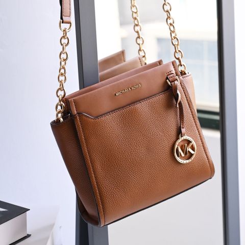 MICHAEL KORS GRAHAM 浮雕LOGO皮革斜背包.咖
