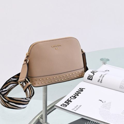 MICHAEL KORS JET SET CHARM 鉚釘造型斜背貝殼包.駝色