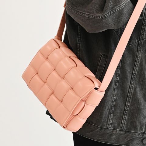 BOTTEGA VENETA 591970 Cassette 斜背枕頭包.蜜桃粉