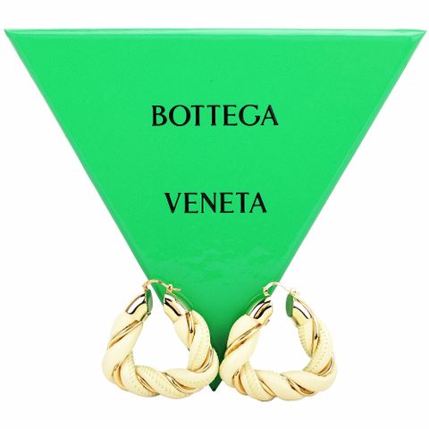 BOTTEGA VENETA 寶緹嘉 TWIST 小羊皮扭結三角型穿針式耳環(奶油色)