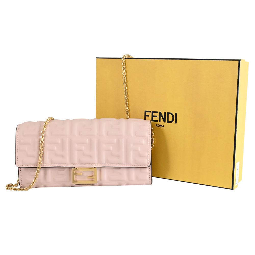 FENDI 芬迪 經典FF LOGO壓紋WOC斜背鍊包.淺粉