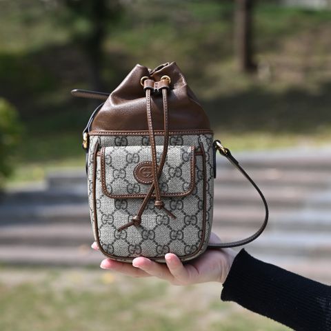 GUCCI 古馳 INTERLOCKING G 印花迷你斜背水桶包.駝/棕