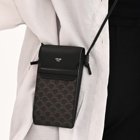 CELINE TRIOMPHE 經典印花拼接小羊皮斜背翻蓋手機包.深咖/黑