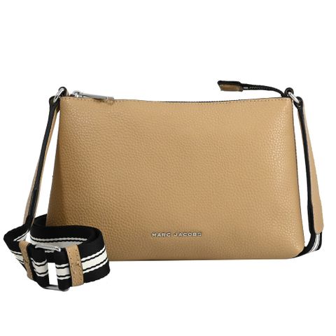 MARC JACOBS 馬克賈伯 浮雕LOGO荔紋斜背扁包.拿鐵棕