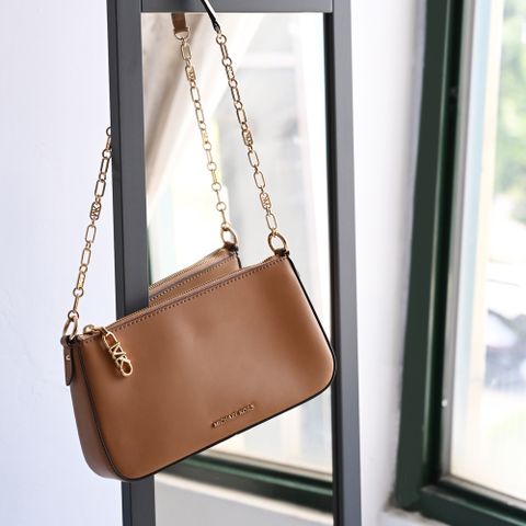 MICHAEL KORS EMPIRE 經典LOGO拉鍊單肩包.淺咖