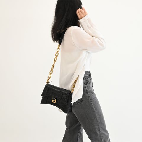 BALENCIAGA 巴黎世家 Downtown XS 鱷魚壓紋牛皮翻蓋肩斜背包.黑/金