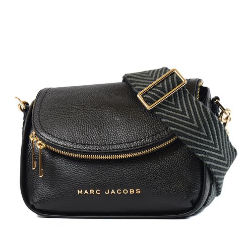 MARC JACOBS 寬背帶荔枝紋拉鍊暗層磁吸釦翻蓋斜背包-黑色