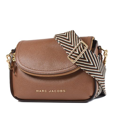 MARC JACOBS 寬背帶荔枝紋拉鍊暗層磁吸釦翻蓋斜背包-焦糖色