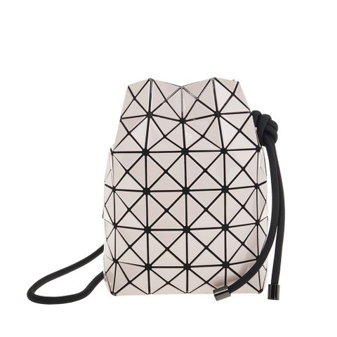 ISSEY MIYAKE 三宅一生 新款BAOBAO 亮面三角格拉繩肩背/斜背小型水桶包 (奶茶色)