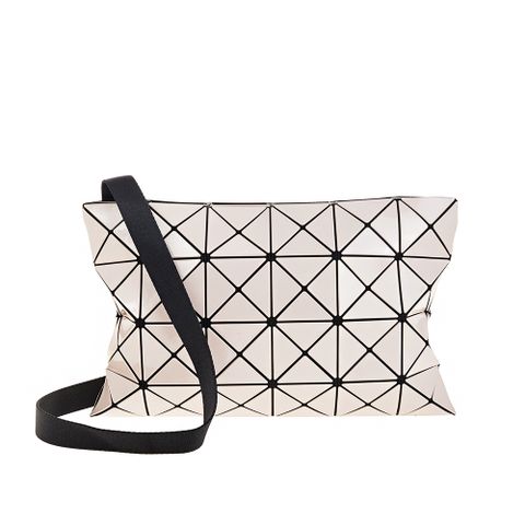 ISSEY MIYAKE 三宅一生 BAOBAO 亮面雙色米色三角格4x6大型斜背包 (BEIGE)