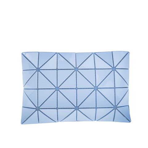 ISSEY MIYAKE 三宅一生 BAOBAO 新款LUCENT 亮面琺瑯材質三角格收納包 (LIGHT BLUE)