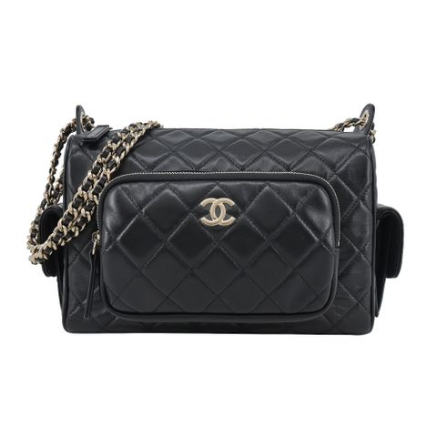 CHANEL 香奈兒 經典雙C LOGO 菱格紋皺褶小羊皮相機包(黑色)